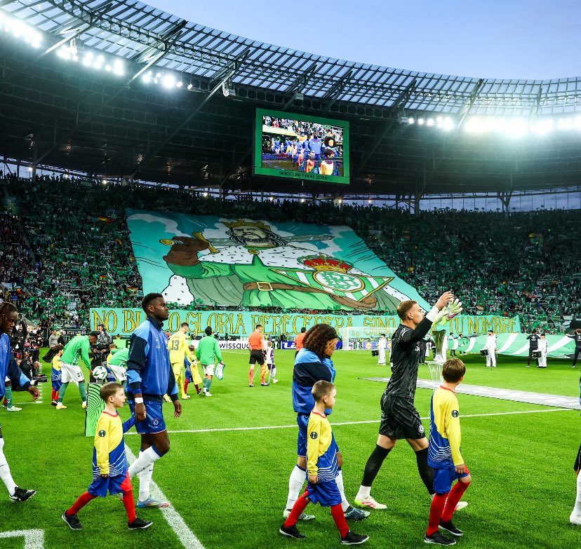 GxldePepeElias's tweet photo. El Rey Don San Fernando, patrón de Sevilla, protegiendo lo más sagrado que tiene esta ciudad, el escudo del Real Betis Balompié, sobre un mensaje de amor eterno en una final europea y con manquepierda entrelineas.

No busco gloria perecedera, sino la de tu nombre. https://t.co/H1yxxLcWpg