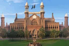 MohUmair87's tweet photo. لاہور ہائی کورٹ نے طلاق کے تین روز بعد ازدواجی تعلقات پر شوہر کے خلاف زیادتی کا مقدمہ خارج کرنے کا حکم دیدیا، رحیم یار خان پولیس نے  زیادتی کا مقدمہ درج کیا تھا۔جسٹس طارق سلیم شیخ  نے قرار دیا کہ مسلم فیملی لاز آرڈیننس کے تحت طلاق 90 دن مکمل ہونے سے قبل قانونی طور پر مؤثر نہیں ہوتی اس لیے اس مدت کے دوران ازدواجی تعلقات کو غیر قانونی قرار نہیں دیا جا سکتا۔ طلاق کے بعد 90 روز کے اندر شوہر کو طلاق منسوخ کرنے  کا حق حاصل ہوتا ہے اور اس مدت میں نکاح برقرار تصور کیا جاتا ہے۔زیادتی کا مقدمہ ایک سال قبل درج ہوا تھا۔