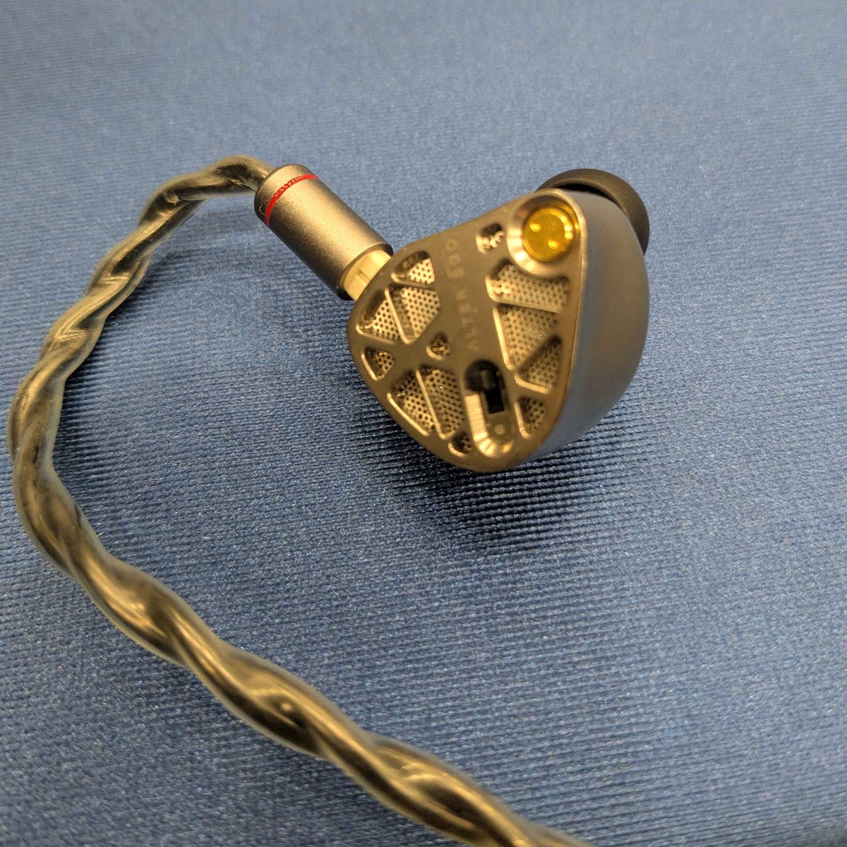 naotk's tweet photo. ALTER EGO聴いてきた！ナチュラルモードでも十分に低音が出るし解像度も高いのに聞き疲れない音。スイッチ切り替えてみると、全体に圧を纏う感じがして同じイヤホンだったか一瞬混乱するくらい変化を感じる。チタンの質感も凄い良かった…ただし40万円…弩級

#01Diverse
#MELODICARTIFICATION https://t.co/GbMdLLbzgo