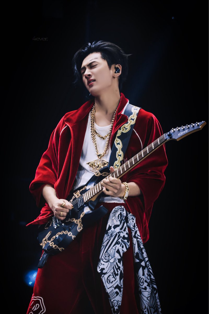 [251213] MUSIC BANK GLOBAL FESTIVAL IN JAPAN — #JAY cut.

JAY’s performance today was insanely stunning! the solo guitar, the solo dance… everything was just so cool. the way he owns the stage every single time is unreal. park jongseong, you were born for this❤️‍🔥🤟🏻🎸

ctto.