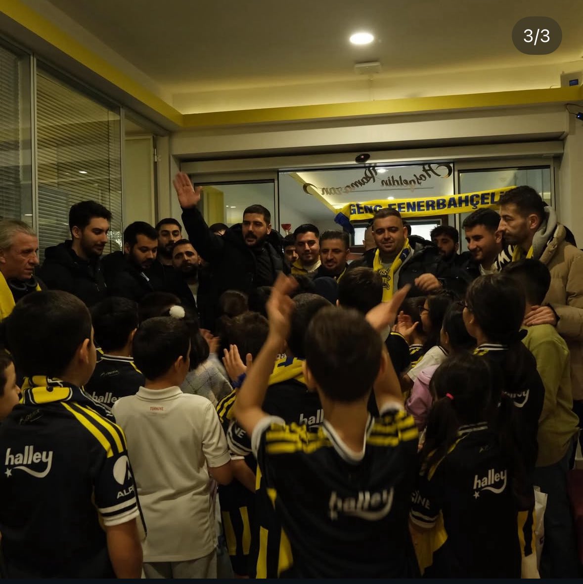 YAZIKLAR OLSUN GFB…

YİNE FORMA GİYMEMİŞSİNİZ…

ÇOCUKLARIN HEPSİNE FORMA HEDİYE ETMİŞSİNİZ AMA FARKETMEZ 

BEN SİZİ ELEŞTİRİP TİVİT ATCAM… 

😄😄😄😄