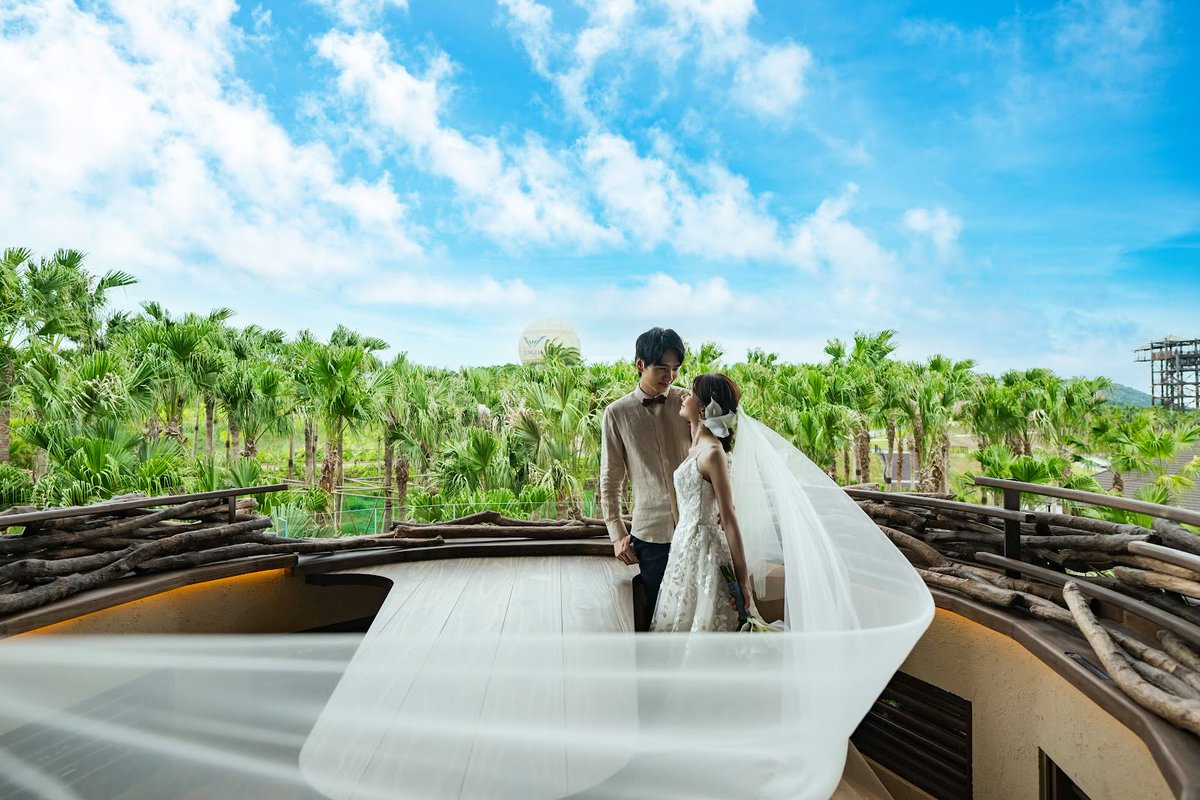 ／
一生に一度の思い出を、"物語"にする場所。
ふたりじめの贅沢なロケーションをご紹介！
＼ 

『JUNGLIA PHOTO WEDDING』では、ここにしかない特別な舞台をご用意。
おふたりのドラマチックな瞬間を切り取ります。

ジャングリアが誇る非日常の3大ロケーションを公開！

🦕 巨大恐竜の足元