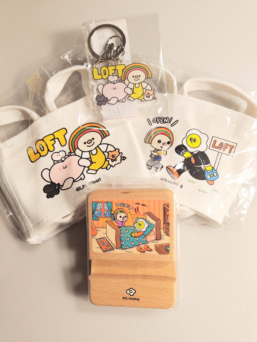 tomozom703's tweet photo. 夢時代でOPENちゃんとLOFTのコラボグッズを発見してしまったので即購入
4人の作家さんが描いてる？らしく、もっとユルめの絵柄のOPENちゃんがあったり、この他にも色々なグッズがあったりして、もーほんとどれにしようか選ぶの迷った https://t.co/s3aPz7OJlx