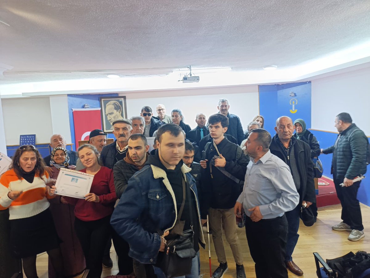 Genel Merkezimizce Altınokta Okulu Şube Kapasite Güçlendirme Eğitimi 13 Aralık Cumartesi Şubemizde gerçekleştirildi.Çok sayıda üyemiz eğitime katılarak Altınokta İlke ve Perspektifleri,Dernekçilik,Yöneticilik gibi konularda bilgi aldılar ve ardından katılım sertifikaları verildi.