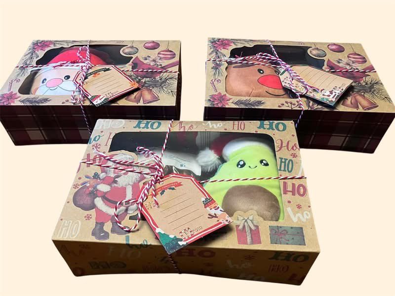Just added to my website   Limited stock 

Christmas Gift Box with treats and toy.   Treats may vary 

mckaypetsupplies.co.uk