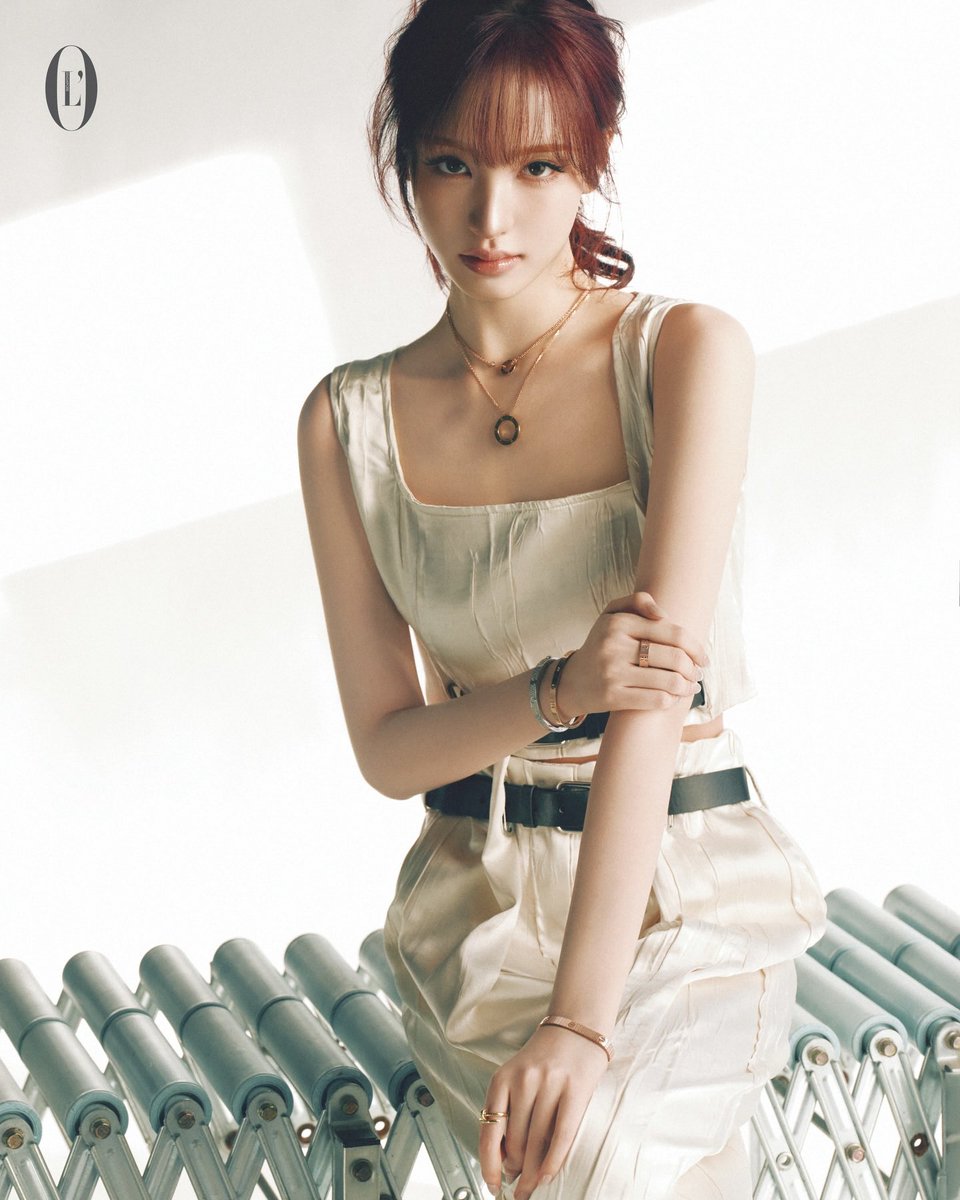 jiwonsfilez's tweet photo. LIZ with Cartier on the cover for L’OFFICIEL SINGAPORE Dec/Jan issue https://t.co/qNapwRoShj