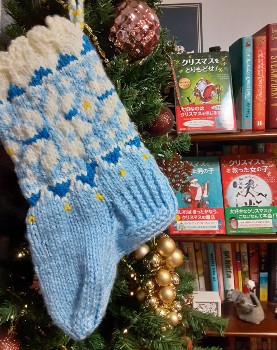 EmilyCedar's tweet image. 結局２年たっても作り方がわからないまま、またしても試行錯誤しつつ、ふたつめのクリスマスストッキング編みました。正解がわからない……。
クリスマスまであと少し。「クリスマスは世界を救う」シリーズ、読んでもらえたらうれしいです。