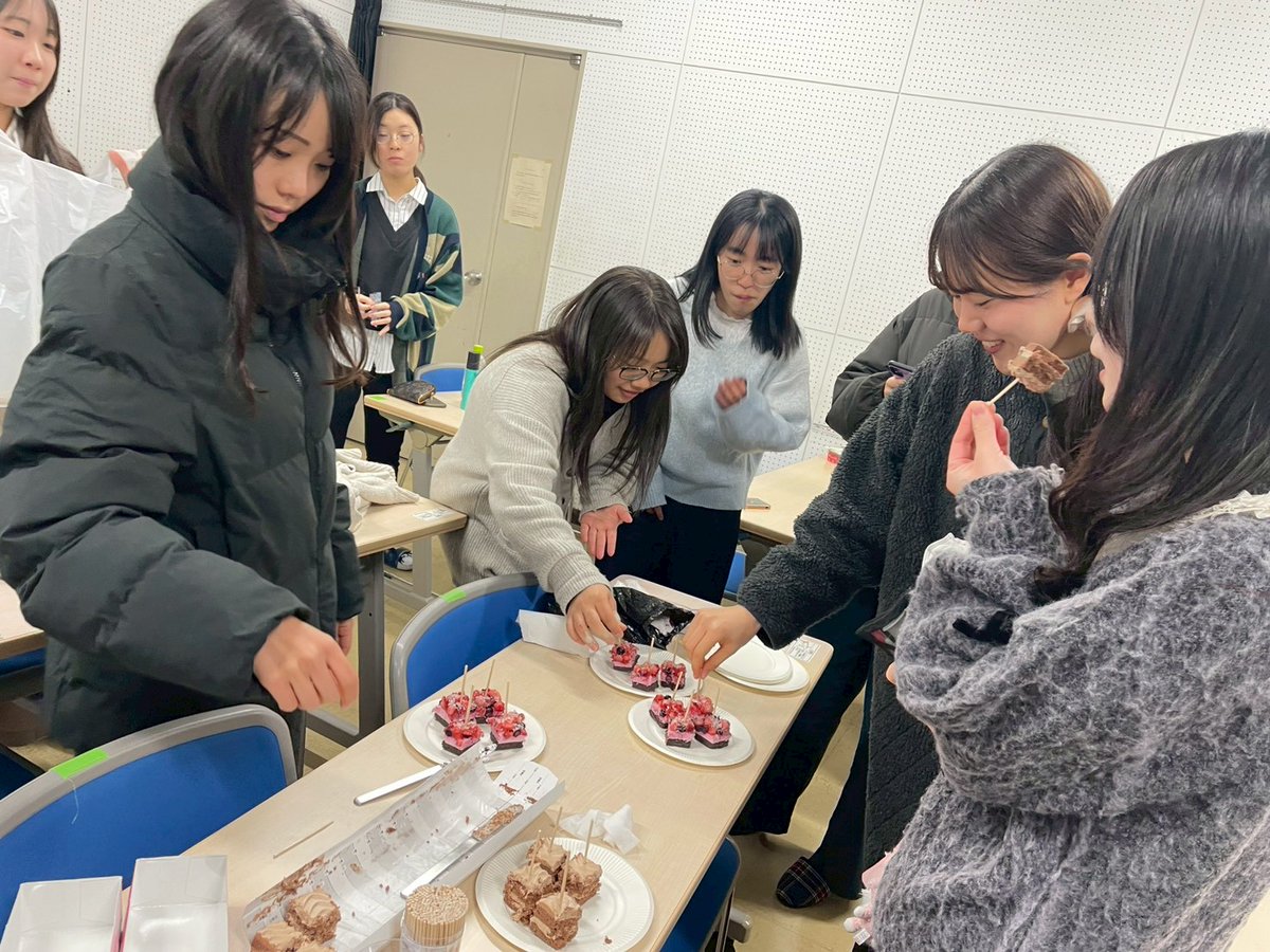【定演まであと15日🎉】

今日は練習前に『定演の景気付けにケーキを食べようの会🍰』を開きました！
ずっと岐大オケでやってみたいと思っていたので、実現できて満足です!!

練習詰めの日々の中で、少しでもほっと一息つける、あたたかい時間になっていたら嬉しいです…！
