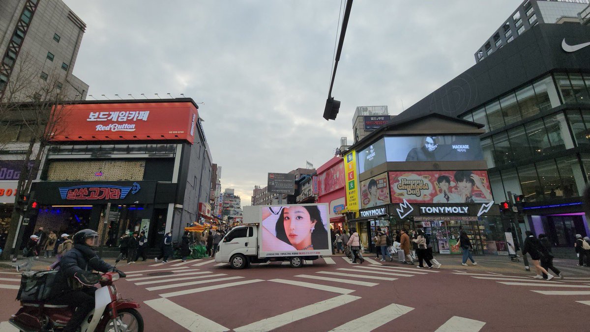 divinepharita's tweet image. the way pharita's debut was so hyped by thai fans, like no one but her got a whole ass truck going everywhere in seoul to celebrate her debut... she's so loved

#PHARITA #파리타