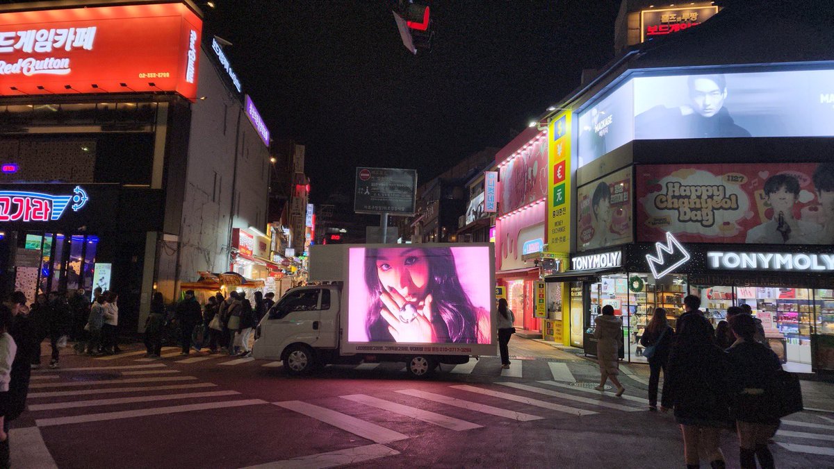 divinepharita's tweet image. the way pharita's debut was so hyped by thai fans, like no one but her got a whole ass truck going everywhere in seoul to celebrate her debut... she's so loved

#PHARITA #파리타