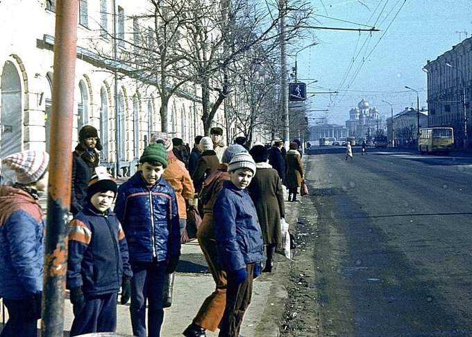 Модно одетые дети на проспекте Ленина в Туле. СССР. 1985 г.