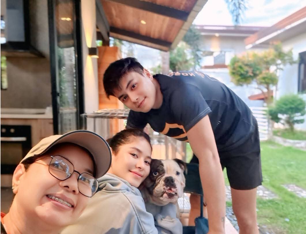 JulieAlvarez's tweet photo. Aw, missed you two @iamAndalioLoisa @iamr2alonte so much!🥺🥰 Tysm po tita Sandie sa pag update sa mag-asawa💜

#LoiNie LOINIE https://t.co/l2yUyDQxcH