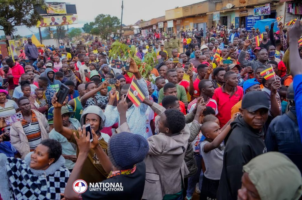 President of Uganda <a href="/HEBobiwine/">BOBI WINE</a> speaking to the people of Kitagwenda.
#ANewUgandaNow