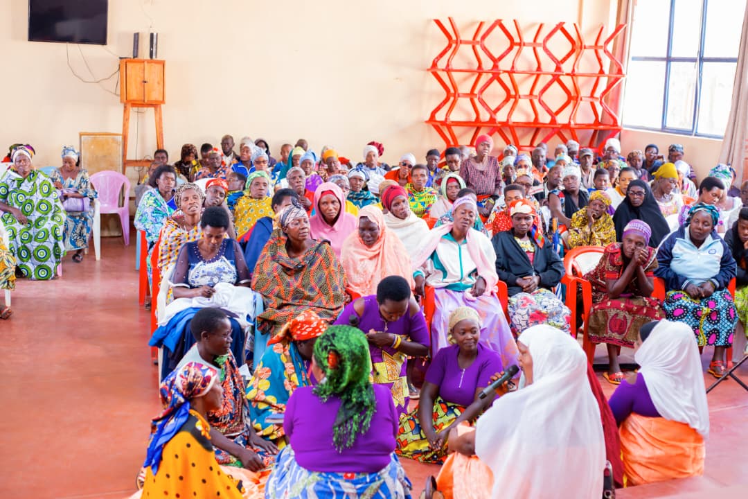 MagazineJimbere's tweet photo. 🎉 Célébration de la Journée mondiale de lutte contre le #SIDA, ce 11 décembre 2025, par la branche de l’@AnssBurundi (Association Nationale de Soutien aux Séropositifs et aux Malades du Sida). À cette occasion, l’#ANSS a révélé que 1.124 personnes ont été testées positives au VIH à @Gitega, et sont actuellement prises en charge

📊 80% de ces personnes vivent avec leurs partenaires sans risque de les contaminer, grâce au suivi médical rigoureux et aux conseils des professionnels de #santé. Selon Jean Berchmans Ntigacika, coordonnateur d’ANSS Santé Plus à Gitega, 96,3 % d’entre elles mènent une vie plus ou moins saine, selon leur charge virale

✍🏿 Toutefois, des cas de dépistage tardif persistent. Pélagie Nkomarume, représentante des bénéficiaires de l’ANSS Santé Plus à Gitega, a lancé un appel à la responsabilité: encourager les séropositifs à éviter toute transmission, soutenir les personnes malades, éduquer la communauté et intégrer les groupes d'entraide pour un #développement durable

#Burundi #Santé
