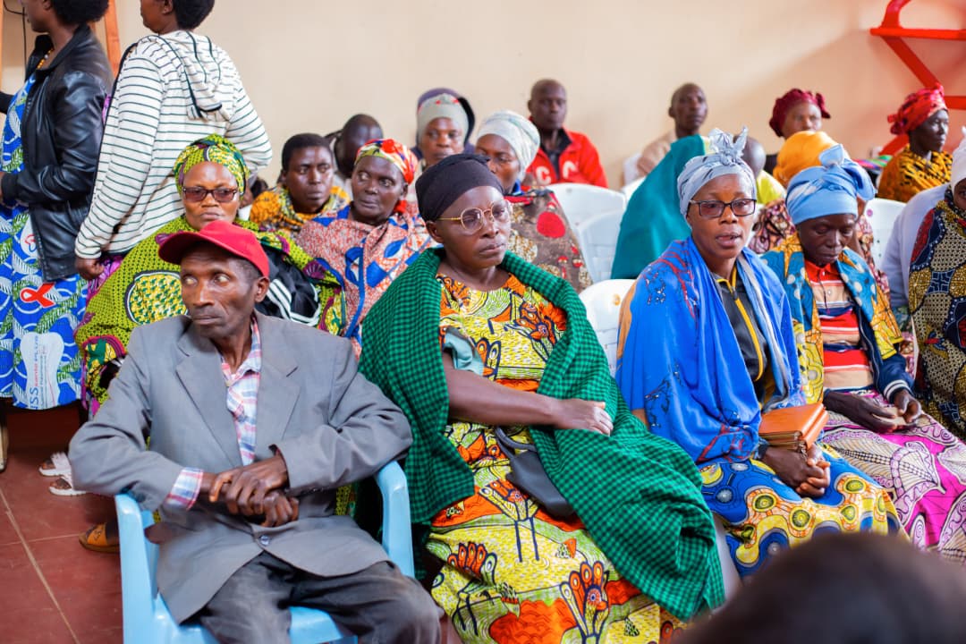 MagazineJimbere's tweet photo. 🎉 Célébration de la Journée mondiale de lutte contre le #SIDA, ce 11 décembre 2025, par la branche de l’@AnssBurundi (Association Nationale de Soutien aux Séropositifs et aux Malades du Sida). À cette occasion, l’#ANSS a révélé que 1.124 personnes ont été testées positives au VIH à @Gitega, et sont actuellement prises en charge

📊 80% de ces personnes vivent avec leurs partenaires sans risque de les contaminer, grâce au suivi médical rigoureux et aux conseils des professionnels de #santé. Selon Jean Berchmans Ntigacika, coordonnateur d’ANSS Santé Plus à Gitega, 96,3 % d’entre elles mènent une vie plus ou moins saine, selon leur charge virale

✍🏿 Toutefois, des cas de dépistage tardif persistent. Pélagie Nkomarume, représentante des bénéficiaires de l’ANSS Santé Plus à Gitega, a lancé un appel à la responsabilité: encourager les séropositifs à éviter toute transmission, soutenir les personnes malades, éduquer la communauté et intégrer les groupes d'entraide pour un #développement durable

#Burundi #Santé