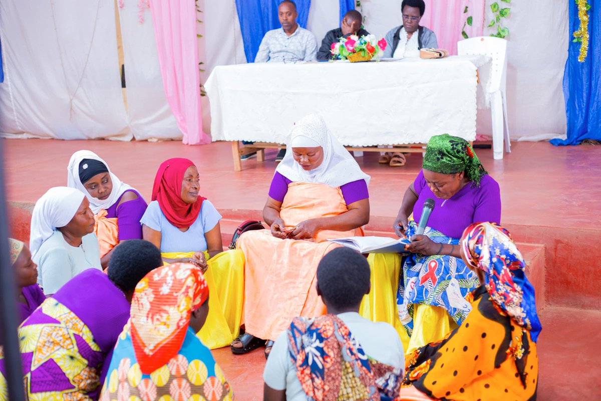 MagazineJimbere's tweet photo. 🎉 Célébration de la Journée mondiale de lutte contre le #SIDA, ce 11 décembre 2025, par la branche de l’@AnssBurundi (Association Nationale de Soutien aux Séropositifs et aux Malades du Sida). À cette occasion, l’#ANSS a révélé que 1.124 personnes ont été testées positives au VIH à @Gitega, et sont actuellement prises en charge

📊 80% de ces personnes vivent avec leurs partenaires sans risque de les contaminer, grâce au suivi médical rigoureux et aux conseils des professionnels de #santé. Selon Jean Berchmans Ntigacika, coordonnateur d’ANSS Santé Plus à Gitega, 96,3 % d’entre elles mènent une vie plus ou moins saine, selon leur charge virale

✍🏿 Toutefois, des cas de dépistage tardif persistent. Pélagie Nkomarume, représentante des bénéficiaires de l’ANSS Santé Plus à Gitega, a lancé un appel à la responsabilité: encourager les séropositifs à éviter toute transmission, soutenir les personnes malades, éduquer la communauté et intégrer les groupes d'entraide pour un #développement durable

#Burundi #Santé