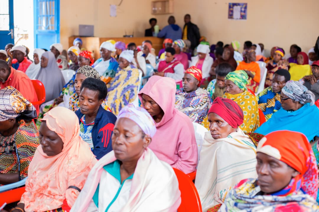 MagazineJimbere's tweet photo. 🎉 Célébration de la Journée mondiale de lutte contre le #SIDA, ce 11 décembre 2025, par la branche de l’@AnssBurundi (Association Nationale de Soutien aux Séropositifs et aux Malades du Sida). À cette occasion, l’#ANSS a révélé que 1.124 personnes ont été testées positives au VIH à @Gitega, et sont actuellement prises en charge

📊 80% de ces personnes vivent avec leurs partenaires sans risque de les contaminer, grâce au suivi médical rigoureux et aux conseils des professionnels de #santé. Selon Jean Berchmans Ntigacika, coordonnateur d’ANSS Santé Plus à Gitega, 96,3 % d’entre elles mènent une vie plus ou moins saine, selon leur charge virale

✍🏿 Toutefois, des cas de dépistage tardif persistent. Pélagie Nkomarume, représentante des bénéficiaires de l’ANSS Santé Plus à Gitega, a lancé un appel à la responsabilité: encourager les séropositifs à éviter toute transmission, soutenir les personnes malades, éduquer la communauté et intégrer les groupes d'entraide pour un #développement durable

#Burundi #Santé