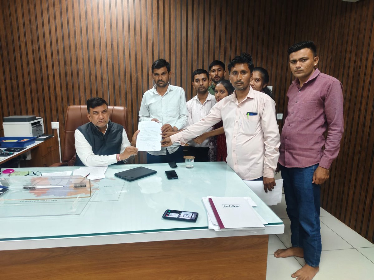 આજ રોજ રાજ્યની અનુદાનિત પ્રાથમિક શાળાઓમાં  મંજૂર થયેલી 1400 શિક્ષકોની ભરતી પ્રક્રિયા શરૂ કરવા,ઉપરાંત આશ્રમ શાળાઓમાં પણ લાંબા સમયથી શિક્ષકોની જગ્યા ખાલી પડેલી છે તેની પણ કાયમી શિક્ષકોની ભરતીની જાહેરાત આપવામાં આવે તેવી જિલ્લા વિકાસ અધિકારી સાહેબને આવેદનપત્ર આપી રજૂઆત કરવામાં આવી.