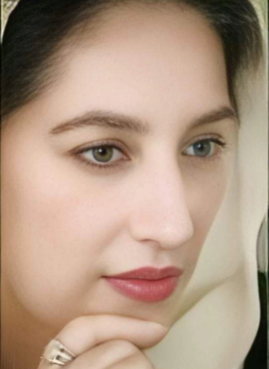 GorayaAftab's tweet photo. محترمہ بینظیر بھٹو شہید اکثر کہا کرتی تھیں کہ میں نے سیاست کا انتخاب نہیں کیا بلکہ سیاست نے میرا انتخاب کیا ہے۔ یہی بات چیرمین بلاول بھٹو زرداری پر بھی صادق آتی ہے جب ایک غیر ملکی صحافی نے بلاول بھٹو زرداری سے سوال کیا کہ آپ کی والدہ اور نانا کو مار دیا گیا تو کیا آپ خود کو غیر مخفوظ تصور نہیں کرتے تو بلاول بھٹو زرداری کا جواب تھا کہ میرے پاس دو ہی راستے تھےیا تو باہر چلا جاتا اور عیاشی کی مخفوظ زندگی گزارتا یا پھر پاکستان میں رہتا اور عوام کے حقوق کا تخفظ کرتا تو میں نے دوسرا راستہ اختیار کیا ہے جو میری والدہ کا راستہ ہے، یہ راستہ مشکل اور خطرات سے بھرپور ہے لیکن درست راستہ یہی ہے۔
موروثی سیاست کا الزام لگانے والوں کو معلوم ہونا چاہیے کہ پیپلزپارٹی کی قیادت پھولوں کی سیج نہیں بلکہ کانٹوں کا تاج ہے جو محترمہ بینظیربھٹو شہید اور بلاول بھٹو زرداری دونوں کو حالات کے جبر نے بہت کم عمری میں پہنا دیا۔۔۔
#SMBB