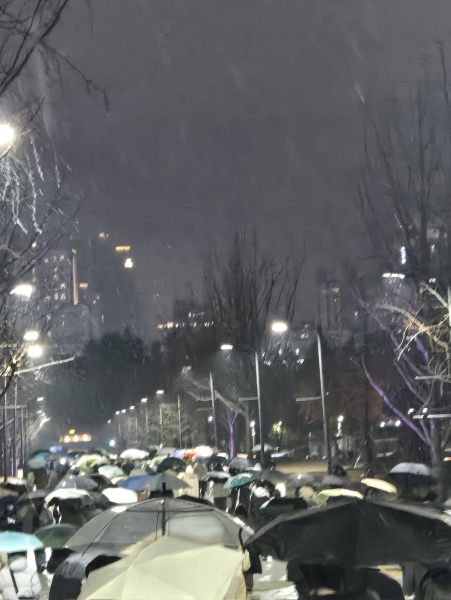 공연 끝나고 나오는데 눈이 조금씩 내리면서 모두들 우산을 펴고 걸어가는 게 딱, 천개의 우산. 혼자 감상에 젖었다는