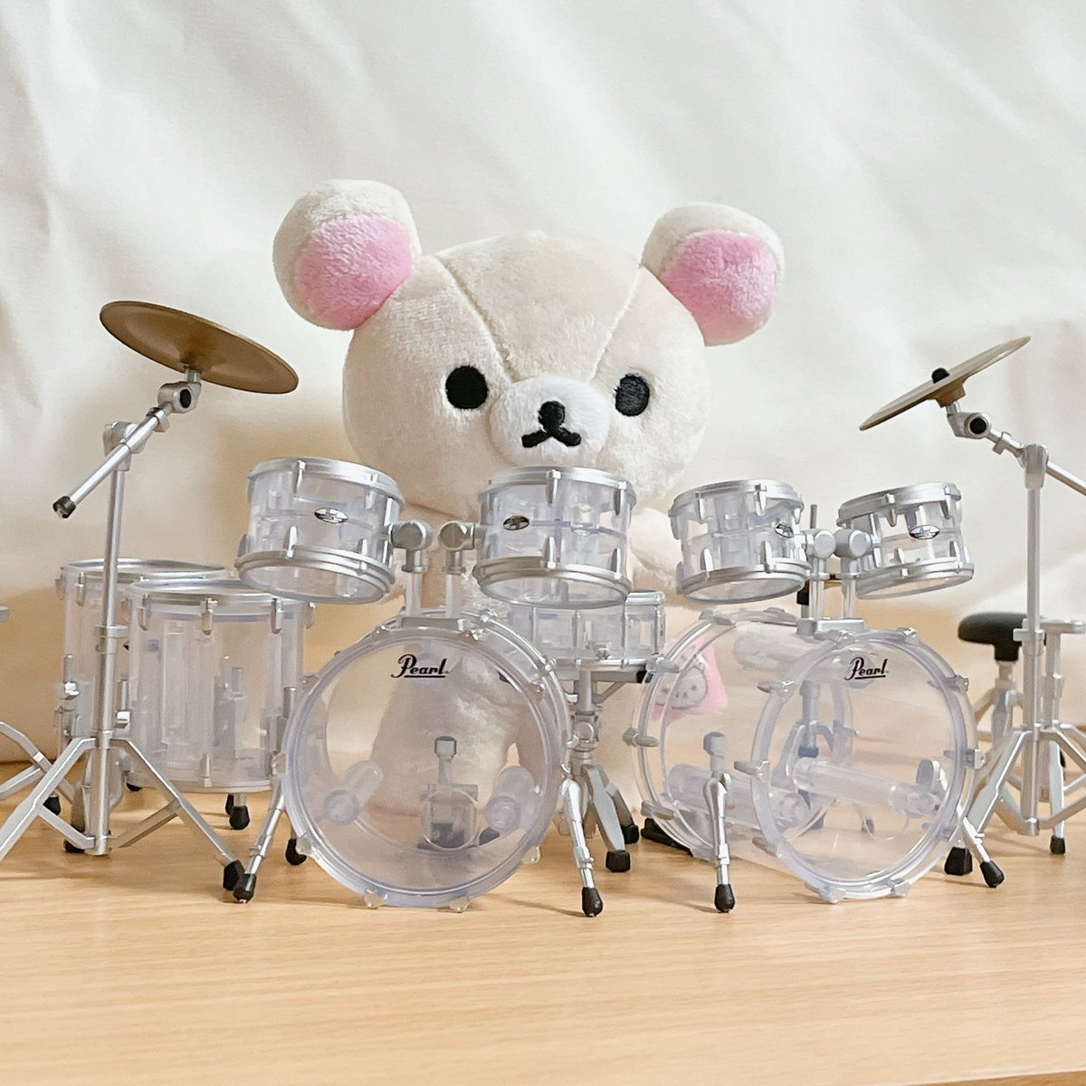 前から欲しかったドラムのガチャガチャをようやく見つけたので3500円分回したところ、クラッシュシンバル以外を引き当てたことにより、
タム2倍、ツーバス、シンバルはチャイナ×2枚という思想が強すぎるセットが出来上がってしまいました。
思想強すぎセットを扱うドラミングリラックマたちかわいい