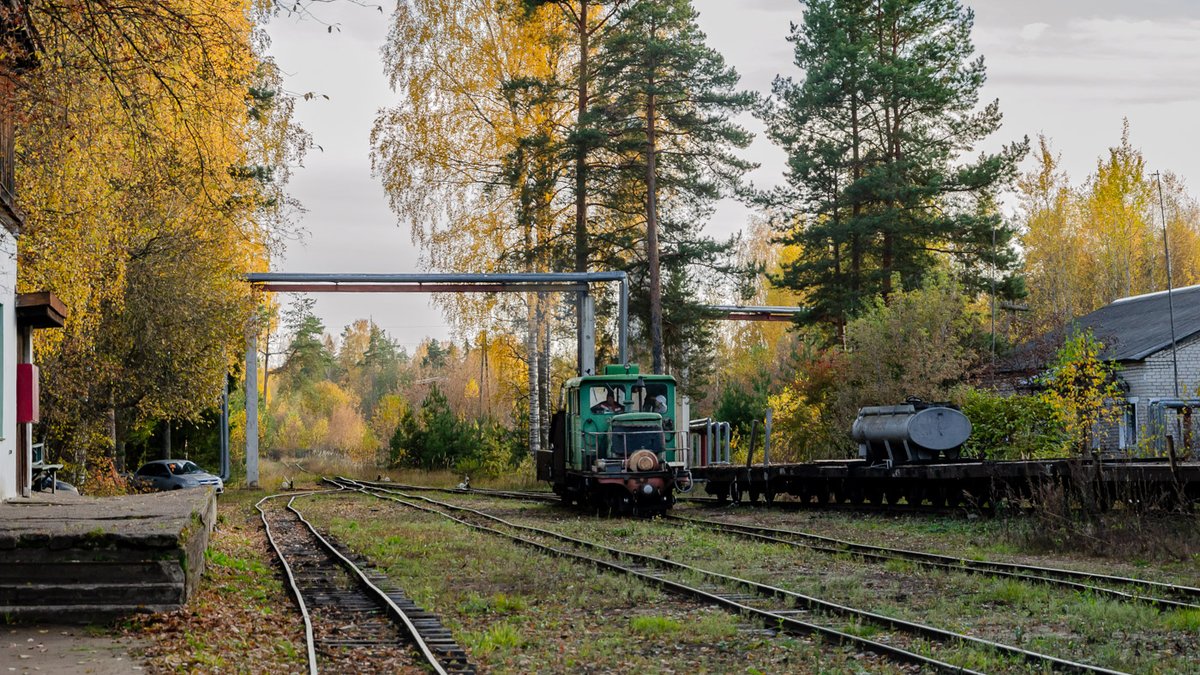 Самоходная электростанция ЭСУ2А-921, Узкоколейная железная дорога Пищальского торфопредприятия, Кировская область, 08.10.2025. Diesel locomotive &amp; Power Plant ESU2A-921, Pishchalskoye peat narrow-gauge railway in Kirov Oblast, 08.10.2025. Photo: Pavel Korshunov. #Russia #ESU2A