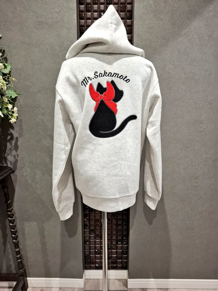 日常コラボアイテム、続いて背面に大きく刺繍されたさかもとが可愛い