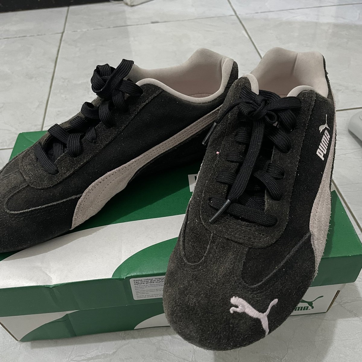 wts want to sell 

puma speed cat black pink, size 40.
original, beli langsung di puma store lippo mall jakarta. kondisi sesuai di foto ya, sepatunya kotor.  nanti kalau beli dapet sikat &amp; penghapus suede. price 900k, can nego. shipping from tangsel.

#zonauang