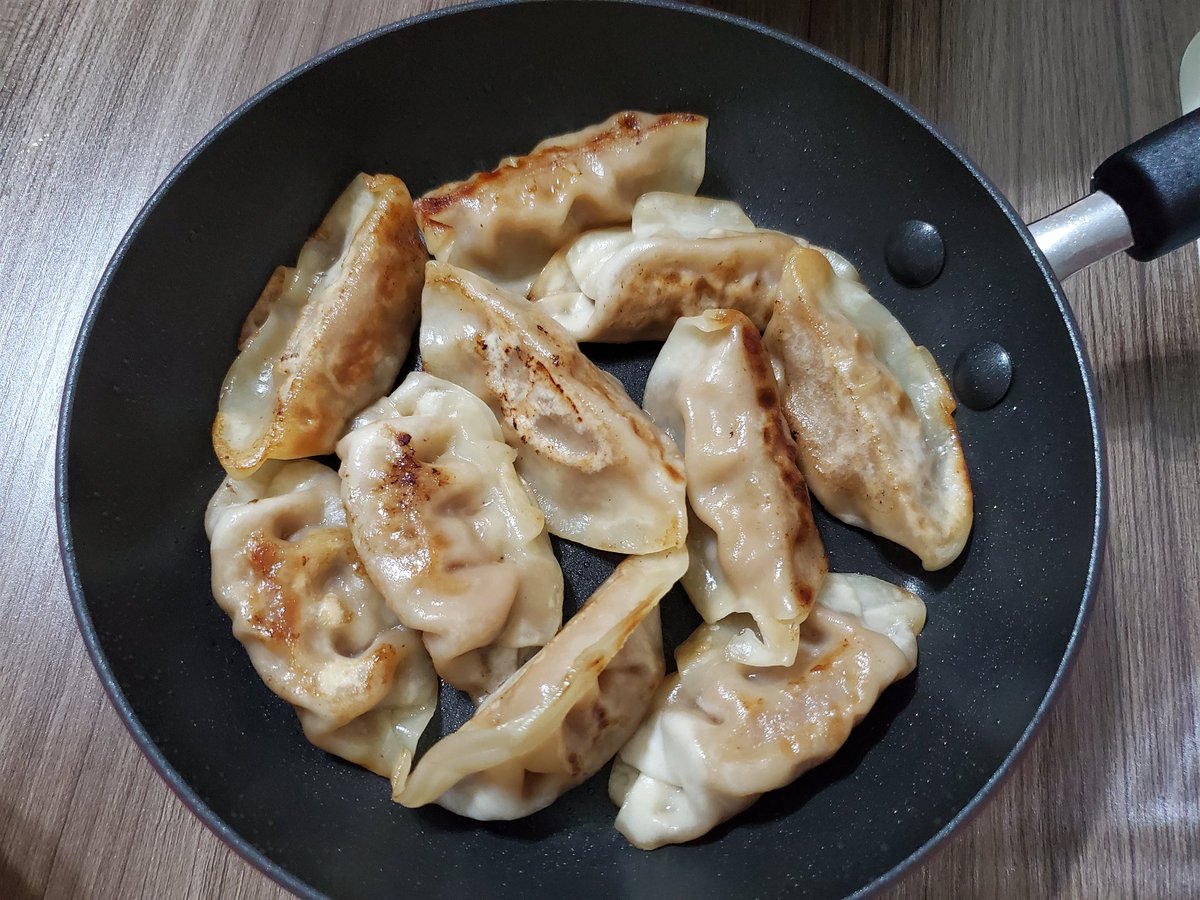 晚餐～豚肉烏冬+煎餃子，餃子外皮煎得香脆😋