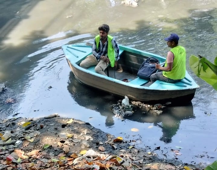 kmc_kolkata's tweet photo. A few pictures of Larvicidal Spray being done in various canals across the city for mosquito control.
#VectorControlByKMC #KMConDuty https://t.co/EpHIdeU9FC