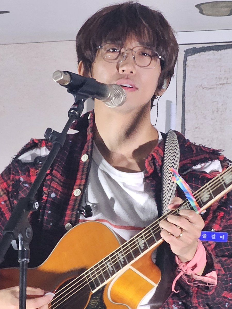 15rounds_'s tweet photo. 안경이 중요한게 아니었어(중요하긴 함)
명찰을 봐 https://t.co/nGkd36CPe7