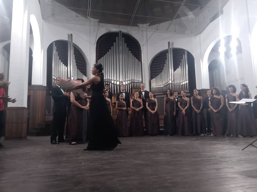TurquinoTeVe's tweet photo. El  emblemático Orfeón Santiago, fundado en 1960 por el maestro Electo  Silva, celebró sus 65 años con un concierto en la Sala Dolores, en homenaje al Día del Trabajador de la Cultura y a la reciente declaratoria del son como Patrimonio Cultural Inmaterial de la  Humanidad. https://t.co/AbOI2ejlXO