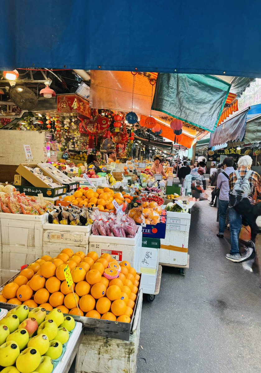 油麻地のフルーツマーケットに久しぶりに行ってきました。
相変わらず美味しそうなフルーツいっぱい！今は日本のいちごが目玉商品のようで、いろんなお店で勧められました。
珍しい食材も売ってたりするので、見てるだけでも結構楽しい。