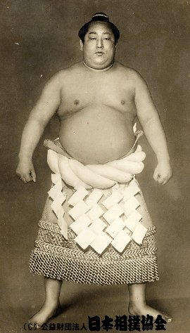 今日の #大相撲クイズ 🎩 ＞ 2025年12月14日(日) Q、昭和最初の横綱で