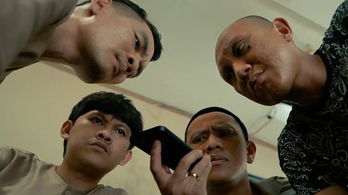 FilmIndoSource's tweet image. Muhadkly Acho’s ‘AGAK LAEN: MENYALA PANTIKU!’ has surpassed 7 million theatrical admissions mark on its 17th day of playing in theaters.