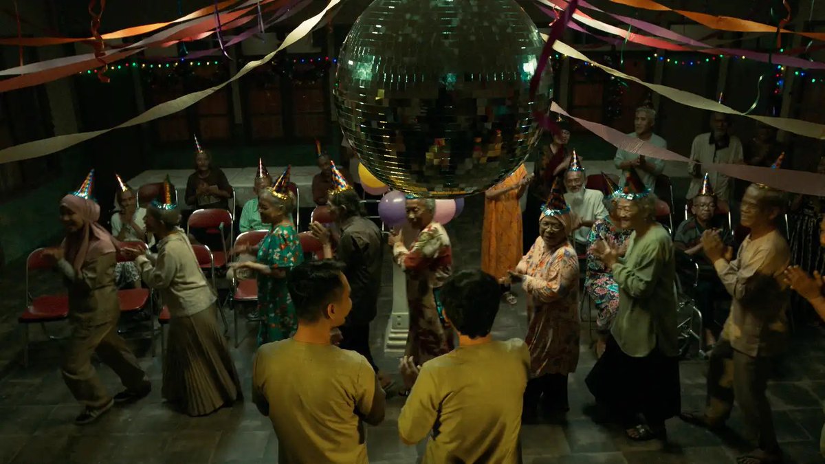 FilmIndoSource's tweet image. Muhadkly Acho’s ‘AGAK LAEN: MENYALA PANTIKU!’ has surpassed 7 million theatrical admissions mark on its 17th day of playing in theaters.