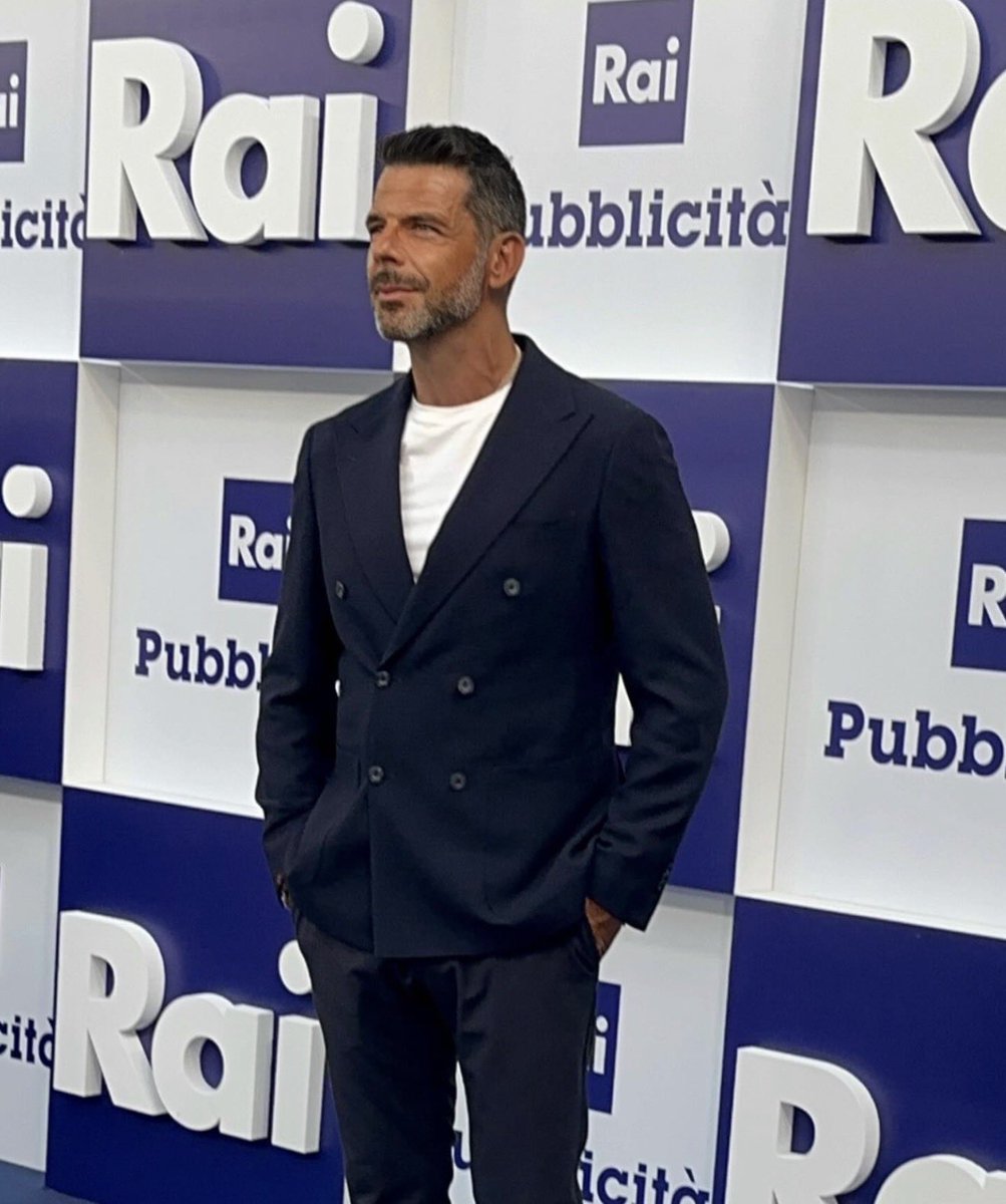 Cari amici,
ieri è andata in onda l’ultima puntata di FarWest, che tornerà a gennaio dopo la pausa delle feste.

Quando lo scorso anno la Rai mi ha chiesto di spostare la messa in onda dal lunedì al venerdì per fare posto al programma di  Giletti, sapevo bene a cosa andavamo