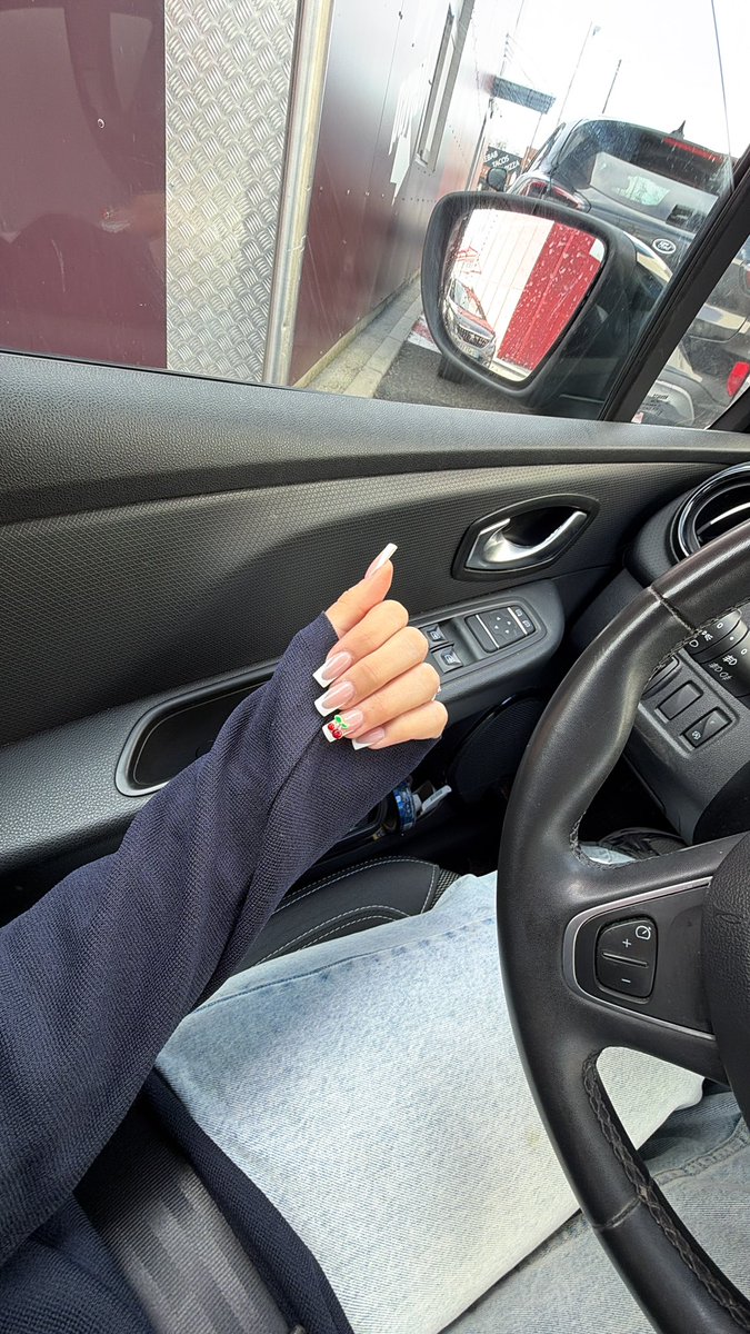 CarlaDsss's tweet image. un mignon qui m’as payé mes ongles j’aime trop ! #moneyslave #serviteur #love