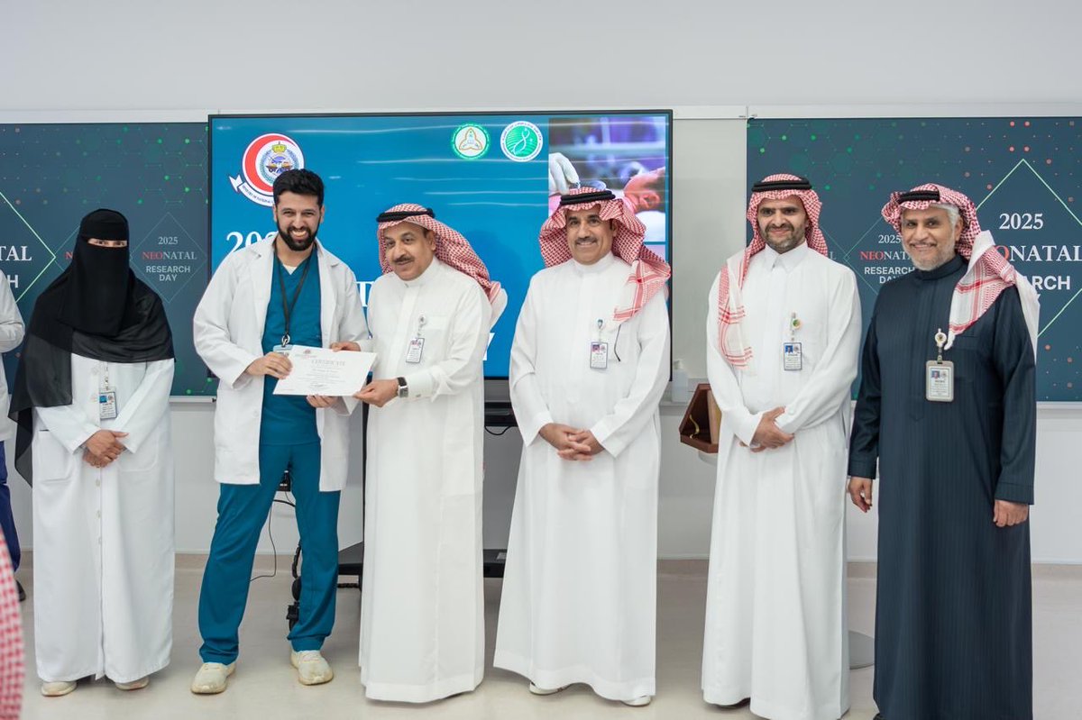 NGHAnews's tweet photo. نظّم قسم حديثي الولادة بمستشفى صحة المرأة “يوم البحث في العناية المركزة لحديثي الولادة”، تأكيدًا على الدور المحوري للبحث العلمي في الارتقاء بجودة الرعاية الصحية المقدمة للمواليد الجدد.

نوقشت أبرز مجالات البحث بالقسم، شملت أبحاث اضطرابات التنفس، وتنظيم الحرارة، والديناميكا الدموية، وأمراض العظام الأيضية، وجراحة حديثي الولادة، وطب الأم والجنين، إلى جانب مبادرة فحص إنزيم G6PD لجميع المواليد، ومسارات العمل الهادفة إلى تقليل الحاجة لدخول العناية المركزة.

كذلك  إنجازات بحثية متميزة، تضمنت نشرًا علميًا على المستويين الوطني والدولي، وبناء قاعدة بيانات بحثية متخصصة، وتعزيز التعاون متعدد التخصصات، والمشاركة في مؤتمرات عالمية، إضافة إلى إقامة شراكات بحثية دولية تسهم في تطوير ممارسات العناية المركزة لحديثي الولادة.

#MNGHA