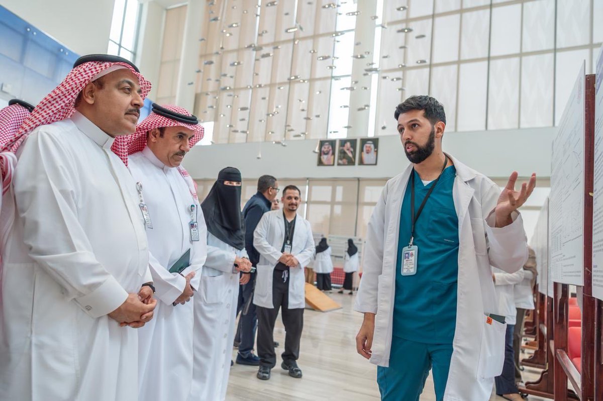 NGHAnews's tweet photo. نظّم قسم حديثي الولادة بمستشفى صحة المرأة “يوم البحث في العناية المركزة لحديثي الولادة”، تأكيدًا على الدور المحوري للبحث العلمي في الارتقاء بجودة الرعاية الصحية المقدمة للمواليد الجدد.

نوقشت أبرز مجالات البحث بالقسم، شملت أبحاث اضطرابات التنفس، وتنظيم الحرارة، والديناميكا الدموية، وأمراض العظام الأيضية، وجراحة حديثي الولادة، وطب الأم والجنين، إلى جانب مبادرة فحص إنزيم G6PD لجميع المواليد، ومسارات العمل الهادفة إلى تقليل الحاجة لدخول العناية المركزة.

كذلك  إنجازات بحثية متميزة، تضمنت نشرًا علميًا على المستويين الوطني والدولي، وبناء قاعدة بيانات بحثية متخصصة، وتعزيز التعاون متعدد التخصصات، والمشاركة في مؤتمرات عالمية، إضافة إلى إقامة شراكات بحثية دولية تسهم في تطوير ممارسات العناية المركزة لحديثي الولادة.

#MNGHA