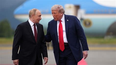 AlternatNews's tweet image. BREAKING: Trump is offering Ukraine security guarantees!

Putin is doing likewise. 

The peace agreement requires Ukraine to drastically reduce their armed forces, in exchange for guarantees. 

Both US and Russia will share the burden to keep Ukraine safe. Well done.