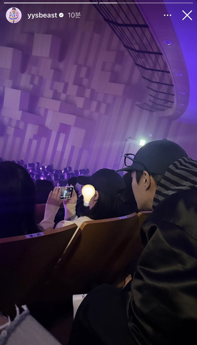 formalxvers's tweet photo. 하 진짜 이게 무슨 일이지
찍고 있던 거 아마 이거..
올리면 깨지겠지만 새폰이라 영상 화질이 엄청 좋은데 그래서 이렇게 유심히 보고 계셨던 듯..
손동운을 찍는 내 폰 화면을 보는 윤두준을 찍은 양요섭의 인스타에 박제되다니 얼떨떨하네요 저는 정말 아무것도 모르고 있었습니다 😅😅 https://t.co/JKKDoQuGNb