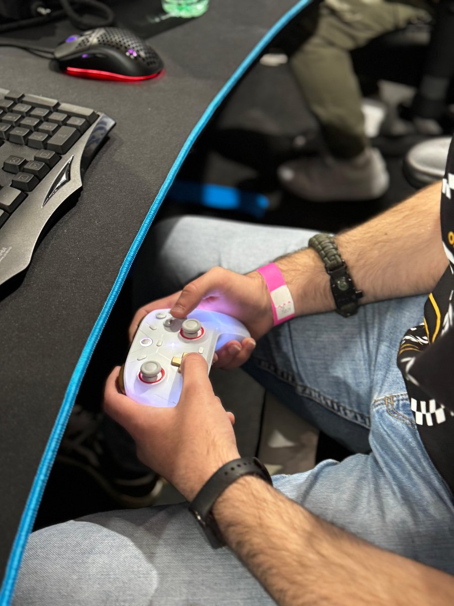GamingOxygen's tweet photo. Como nos estamos gozando el torneo de Rocket League de #Gamebreakers con los mandos de @mygamesir ⚽
Pásate por el stand y demuestra tus habilidades 💙
#HungryForSuccess https://t.co/m7AnENwC6i