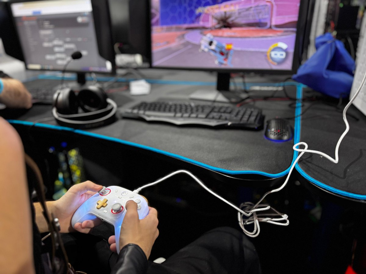 GamingOxygen's tweet photo. Como nos estamos gozando el torneo de Rocket League de #Gamebreakers con los mandos de @mygamesir ⚽
Pásate por el stand y demuestra tus habilidades 💙
#HungryForSuccess https://t.co/m7AnENwC6i