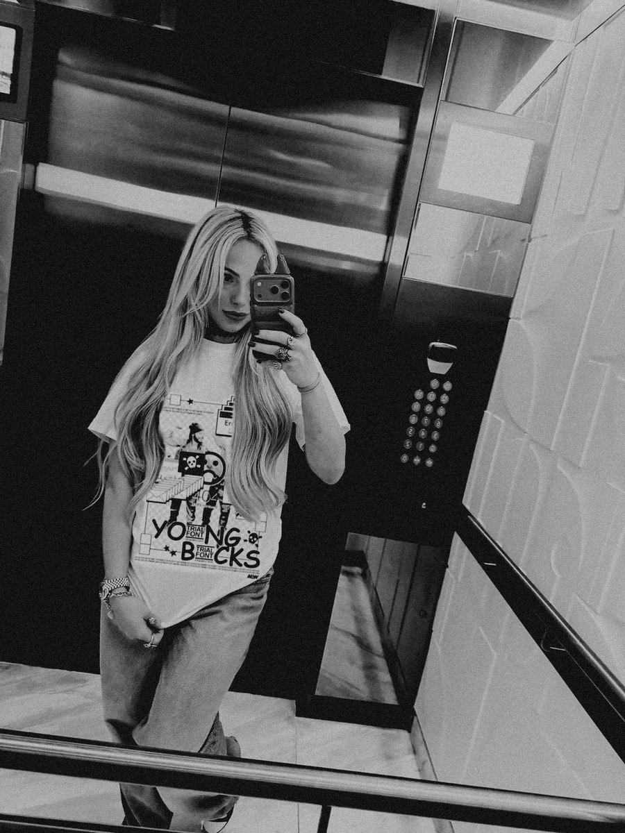 WorldStaysTuned's tweet photo. Lover girl. 🖤 https://t.co/5b4ei0V3B1