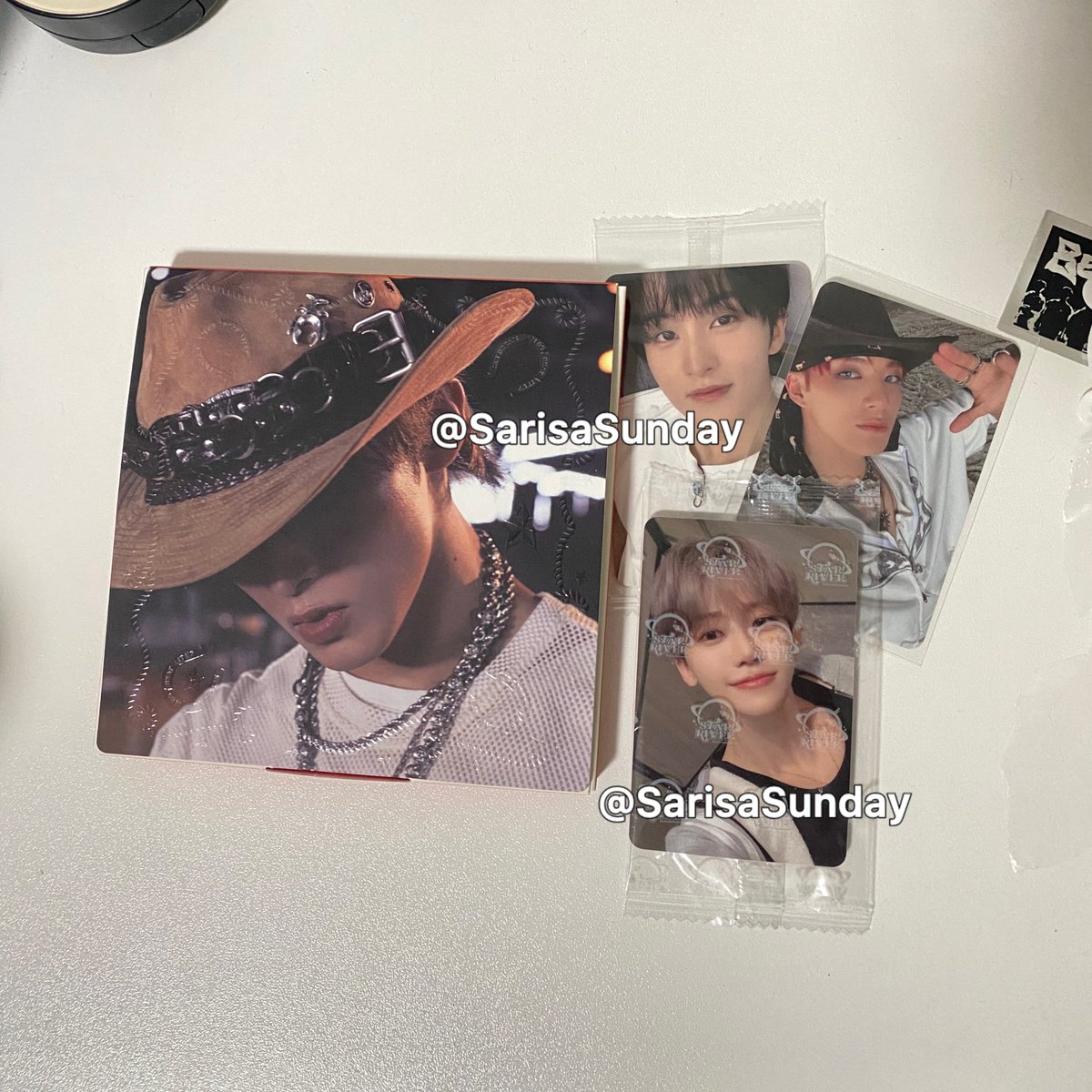 SarisaSunday's tweet photo. ได้รับการ์ดและอัลบั้มครบเรียบร้อยค่ะ แกะได้เมนด้วย เจโน่มาหาแล้วววว 🤩 #mabing_rv https://t.co/zIUEwj2swD