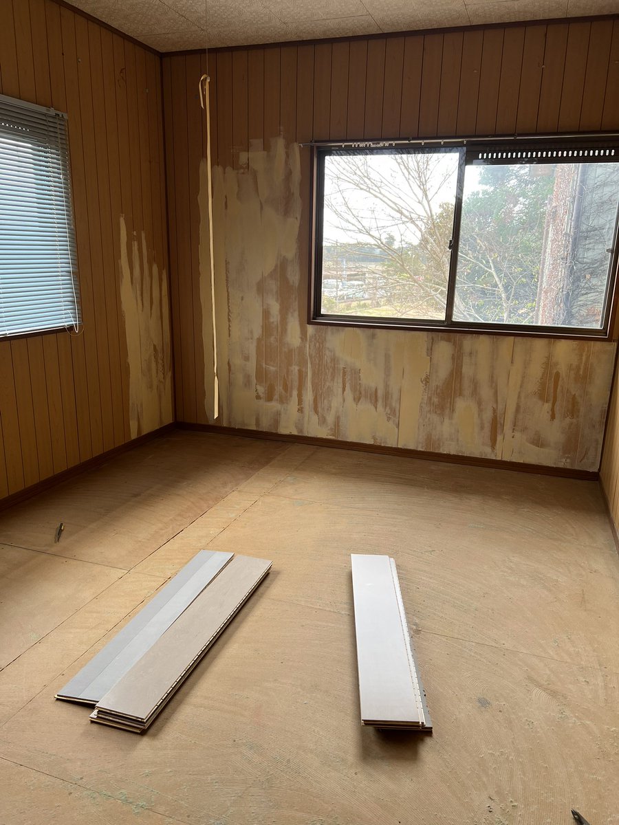 wells_reform's tweet photo. 戸建2階の洋間をリフォーム
まずはカーペットを撤去しました😃

合間に進めていくので、
まだまだ完成は長そうw https://t.co/DfatRdHkXC