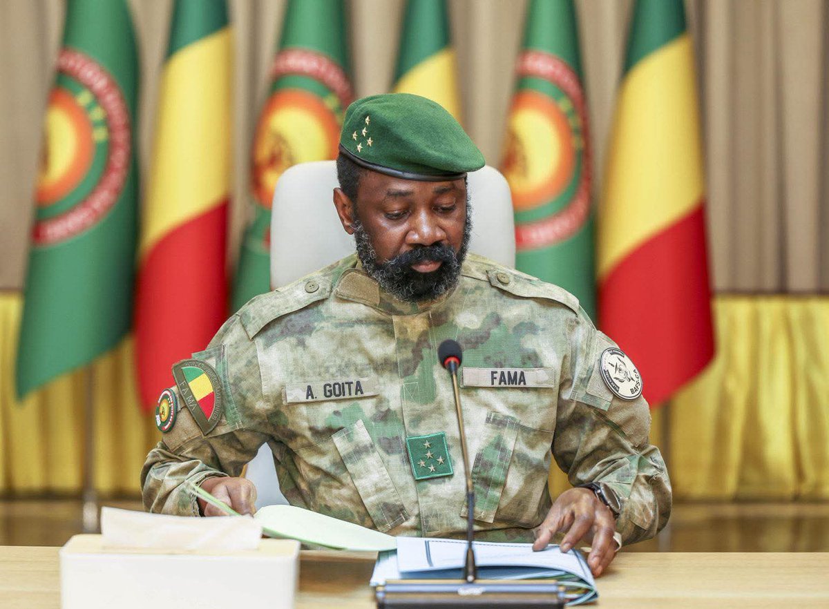DelphineSankara's tweet image. 🔴Mali🇲🇱/NOUS SOMMES LE 14 Septembre 2030 sur une Esplanade sur la Route de #Koulikoro où en 1968 le Rêve du Mali🇲🇱 fut interrompu … l’Histoire a depuis repris sa marche héroïque sur les rails dressés. 

 Opposition-Conciliante du Mali🇲🇱, Terroristes ou auto-Exilés : bruyante et