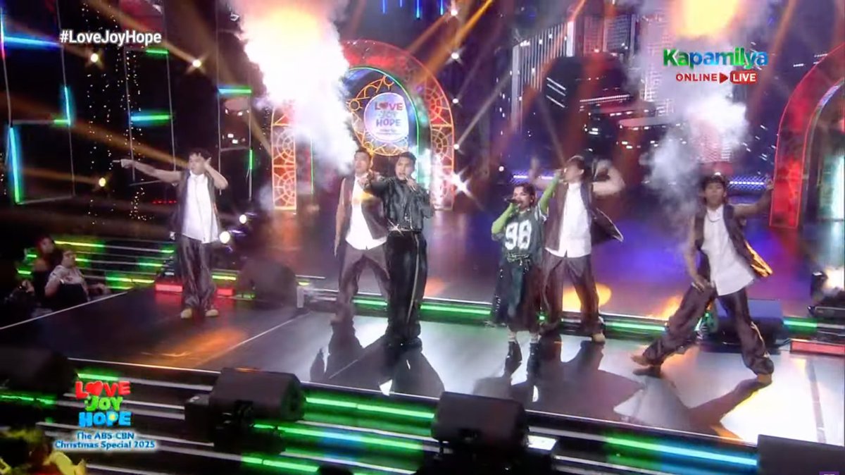 KapamilyaTFC's tweet image. BAZINGA! It's Asia's Pop Heartthrob #DarrenEspanto and Asia's Soul Supreme #KZTandingan! ❤💙💚

Catch #ABSCBNChristmasSpecial on December 13/14 via Kapamilya Channel, Kapamilya Online Live, A2Z, iWant, and TFC!✨📺

#LoveJoyHope #ABSCBN #TFC #TheFilipinoChannel #DARREN #KZ