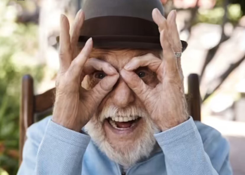 TaldWalt33's tweet photo. 今日12月13日で100歳を迎えたディズニー映画
『メリー・ポピンズ』でバート役などを演じた
ディック・ヴァン・ダイク氏、先週行われた
撮影会見てくださいよ、本当に100歳ですか？
元気すぎませんか！？！？ https://t.co/sn1Jlspe9k
